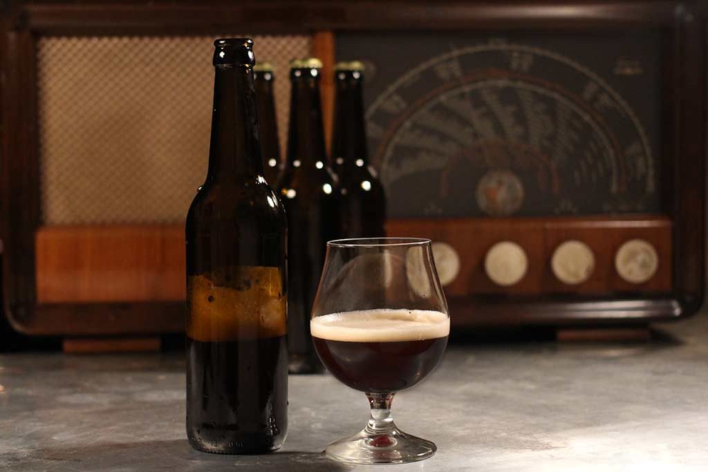 Mørkt øl i glass
