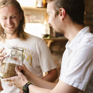 Ølsmaking for to personer.