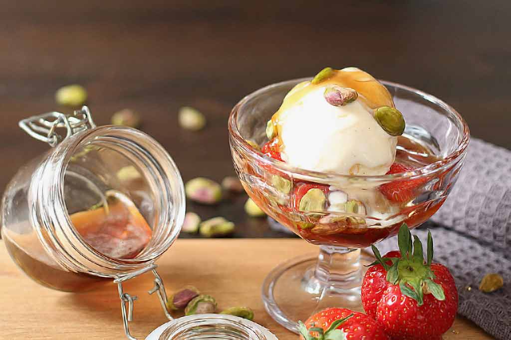 Jordbær vaniljeis og ølsirup en velsmakende sommerdessert | Ølakademiet AS Jordbær vaniljeis og ølsirup