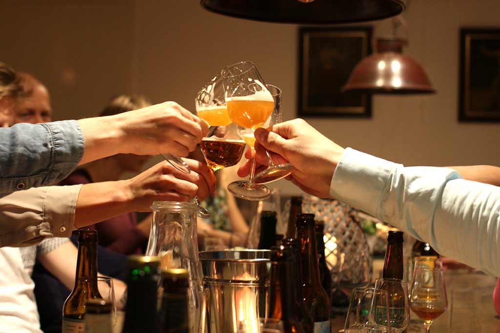 Den internasjonale øldagen markeres første fredag i august | Ølakademiet AS Venner skåler