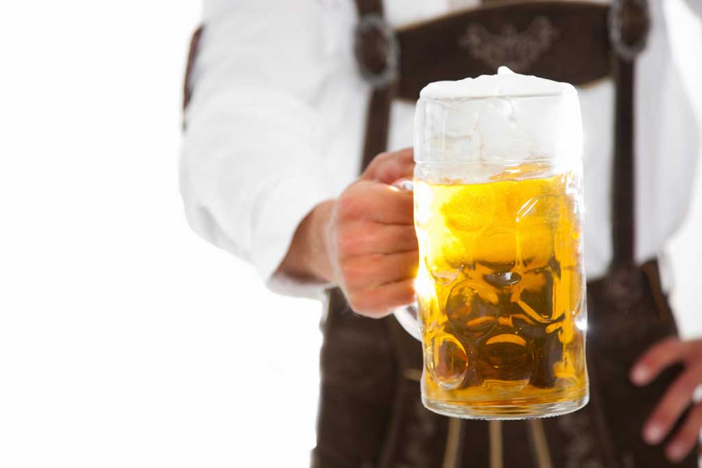 Ølforslag til din egen Oktoberfest | Ølakademiet AS Øl serveres i Oktoberfest kostyme