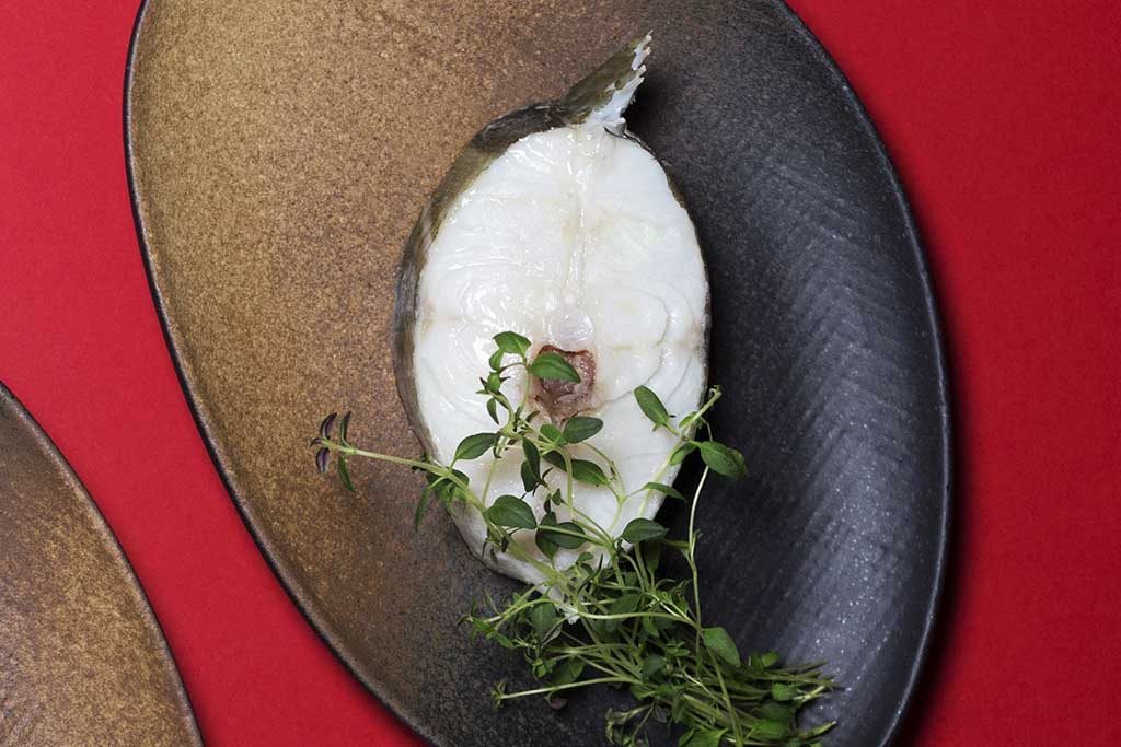 Hvitt delikat kjøtt som flaker seg Torsk trukket i øl er nydelig | Ølakademiet AS Øl til juletorsk Torsk på fat