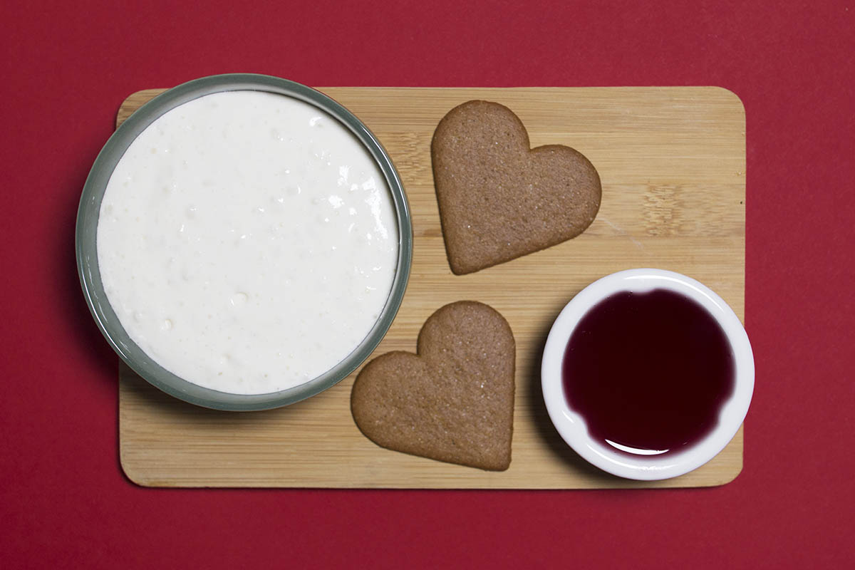 Rød saus med øl smaker nydelig til riskrem | Ølakademiet AS Riskrem pepperkaker og rødsaus