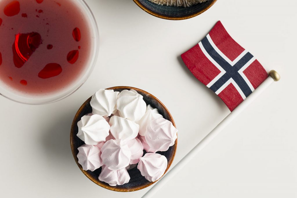 Sur og fruktøl til festen | Ølakademiet AS Festpyntet bord med marengs og fruktøl