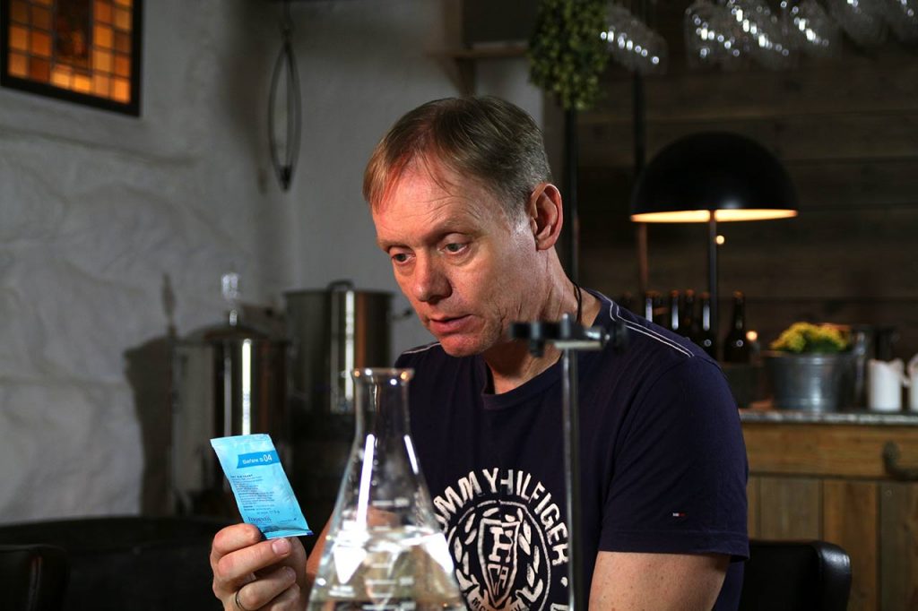 IMG8546hvormyegjaerskalmanbrukeihjemmebryggetol | Ølakademiet AS Vår bryggeekspert studerer en gjærpakke