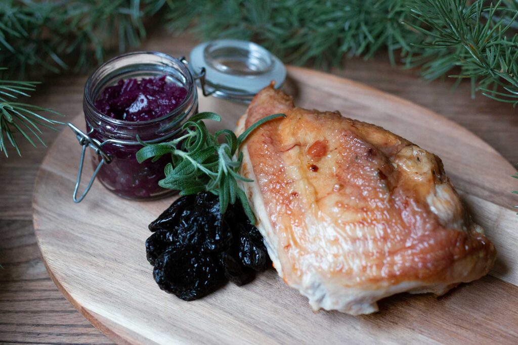 Øl til kalkun med tilbehør på tallerken.