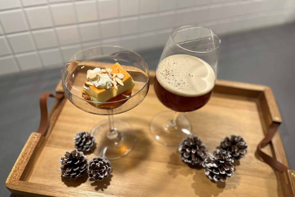 Karamellpudding i skål med øl 