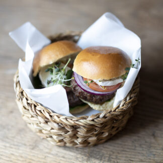 Burger og øl i kurv.