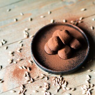 Øl og sjokolade smaker himmelsk sammen. Bilde av sjokoladetrøfler.