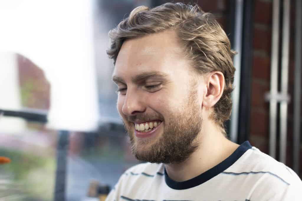 En glad pappa Gi en gave på farsdagen 