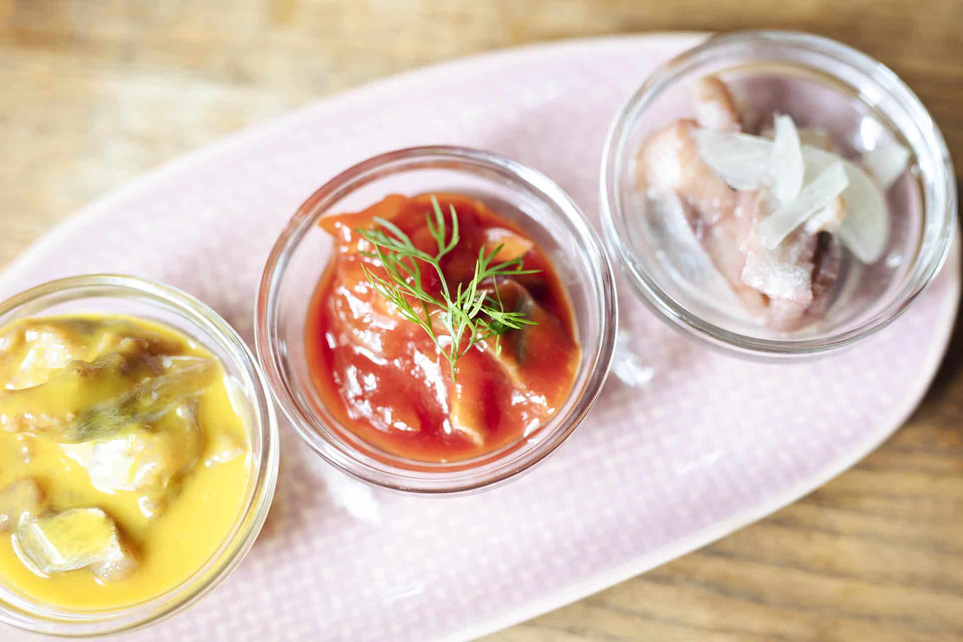 Koldtbord med julens godsaker har blitt en fin tradisjon Det er også en god måte å servere rester på sammen med mye annet av julens gode fristelser Få gode drikke tips her