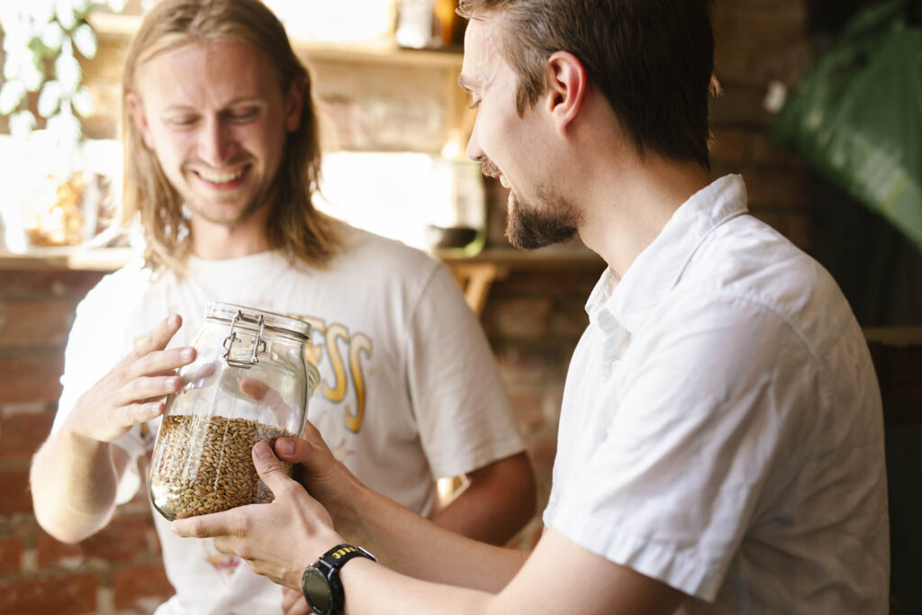 Ølsmaking hos Ølakademiet Menn som hygger seg