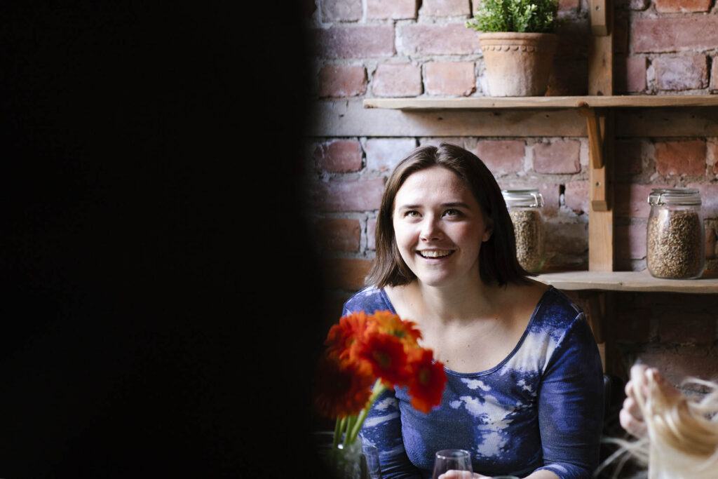 Oelakademietsmaking9 | Ølakademiet AS Glad dame på ølsmaking hos Ølakademiet