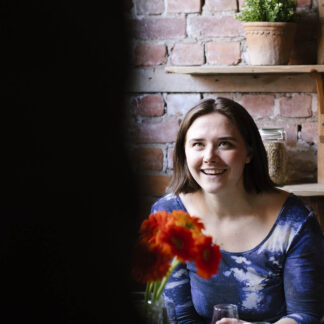 Glad dame på ølsmaking hos Ølakademiet