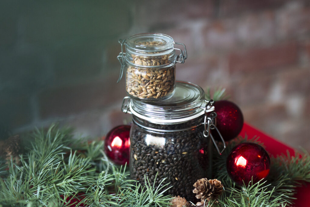 Jul7b1 | Ølakademiet AS Juleølsmaking med Oelakademiet Bilde av glass ingredienser og flasker