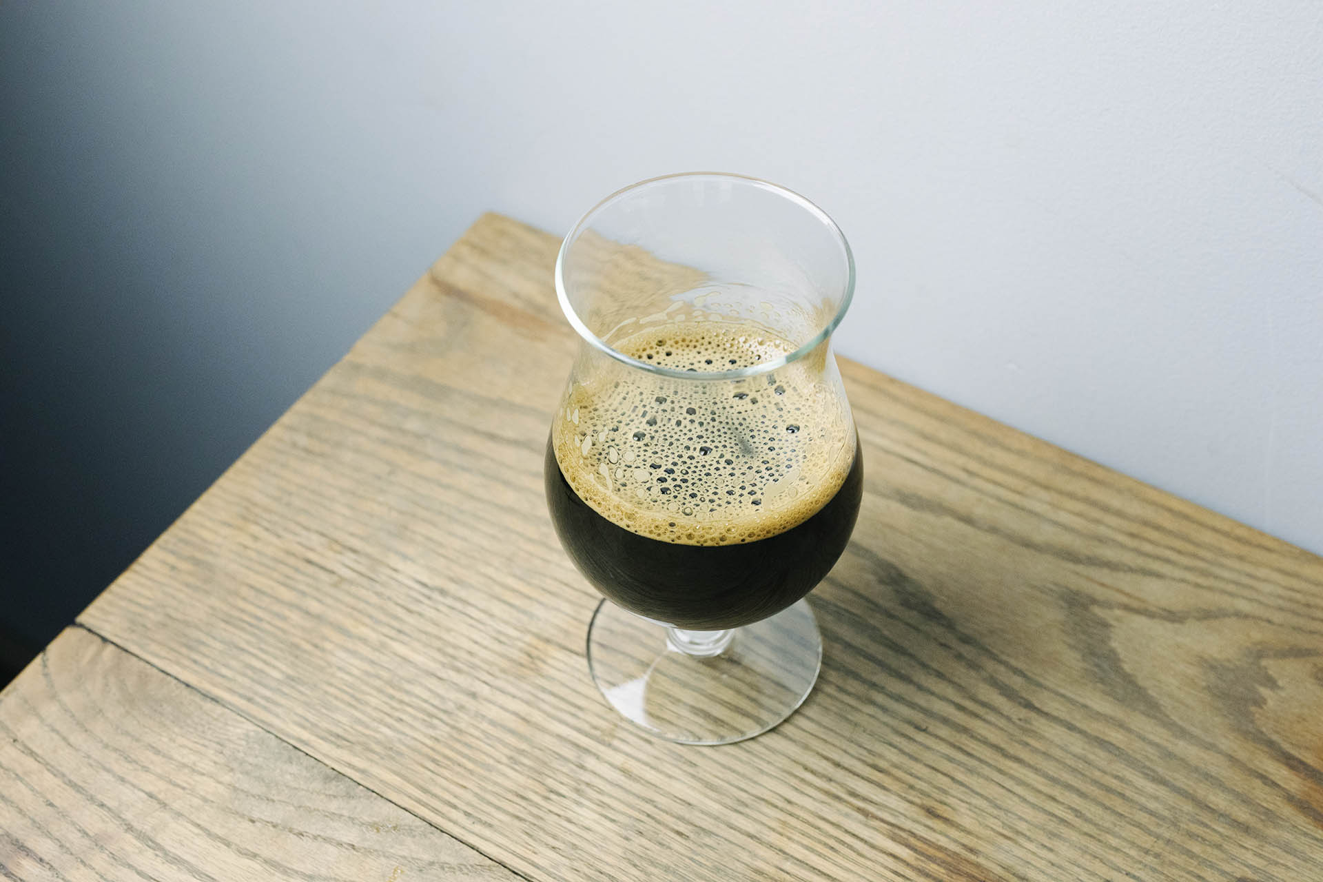 Trappistøl som avec i glass