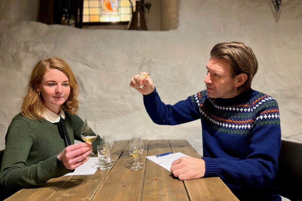 Akevitttestjury1 | Ølakademiet AS Juryen tester norsk akevitt