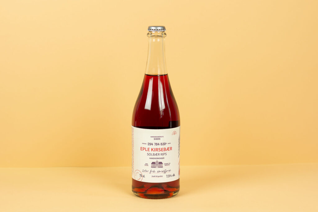 AttaatSiderEpleKirsebaerSolbaerogRipsgardsbrennerietsidercidertestklassiskmedtilsetningoelakademiet2024 | Ølakademiet AS